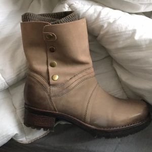 Leather button boots